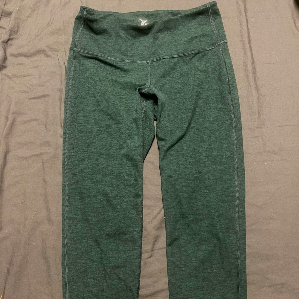 Lightly worn emerald 3/4 length Old Navy Active leggings!